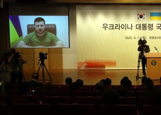 국회에서 화상연설하는 젤렌스키 우크라이나 대통령