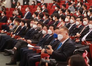 젤렌스키 우크라이나 대통령 화상연설 지켜보는 여야 의원들