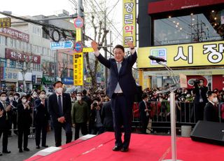 포항 죽도시장 찾은 윤석열 당선인