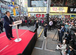 포항 죽도시장 방문해 감사 인사하는 윤석열 당선인