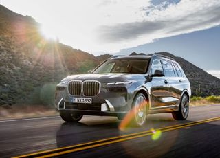 BMW, 부분변경 모델로 돌아온 플래그십 SUV '뉴 X7' 최초 공개