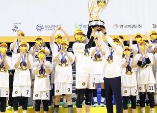 KB스타즈 우승 이끈 MVP 박지수 "참고 뛰었다"