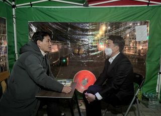 이준석, '컷오프 단식농성' 김진태 방문…"공관위 재심요구 가능성 있다"