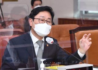 박범계, 검찰총장 사직서 제출에 “매우 착잡하다”