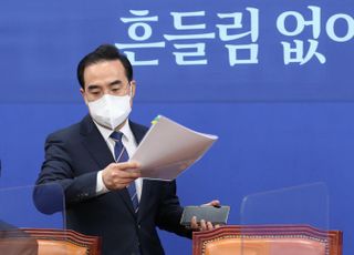 '검수완박, 흔들림 없이' 기자간담회 참석하는 박홍근