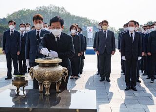 4.19 혁명 62주년, 민주묘지 참배하는 박병석 국회의장과 여야 원내대표