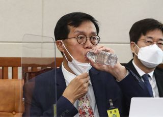 물 마시는 이창용 한국은행 총재 후보자