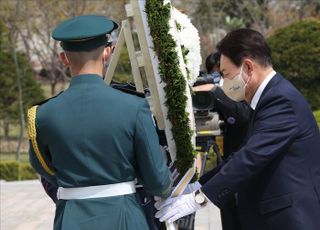 4.19혁명 기념식 헌화하는 윤석열 대통령 당선인