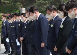 4.19혁명 기념식 묵념하는 윤석열 대통령 당선인