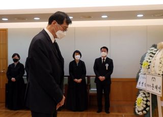 안철수 부친 빈소 조문하는 이창용 신임 한국은행 총재