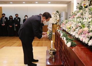 안철수 인수위원장 부친 빈소 조문하는 윤석열 당선인