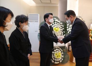 윤석열 당선인, 안철수 부친 빈소 찾아 조문