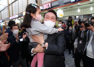 아이 안아주는 윤석열 당선인