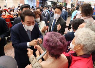 부산 반송큰시장 찾은 윤석열 당선인