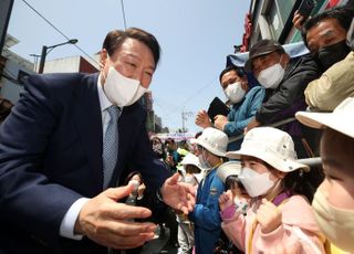 어린이들과 인사 나누는 윤석열 당선인