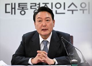 尹취임식, 4만1000명 초청...'태극 날개깃' 새 엠블럼도 공개