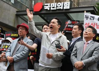 '검수완박 야합 규탄 및 이준석-권성동 동반사퇴, 성뇌물수수 증거위조범 이준석 구속' 촉구 기자회견하는 강용석