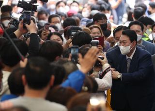 계양산전통시장 찾아 시민들과 인사 나누는 윤석열 당선인