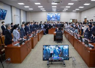 검수완박 법안 법사위 가결, 국민의힘 반발 속 민주당 기립표결 강행