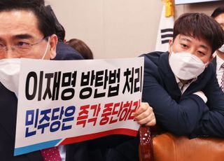 &lt;포토&gt;검수완박 법안 법사위 통과 지켜보는 이준석