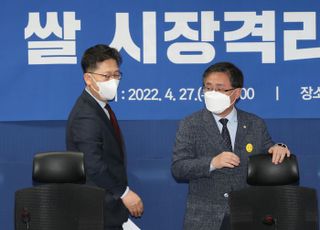 쌀 시장격리 당정협의 참석하는 김현수 농림축산식품부 장관과 김성환 정책위의장