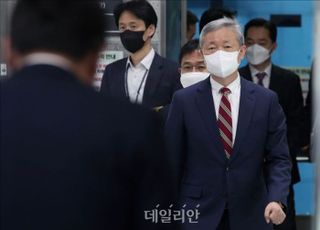 '검수완박 중재안' 브리핑 이동하는 박성진 대검 차장검사