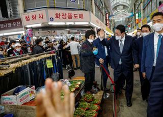 대전 중앙시장 방문한 윤석열 대통령 당선인