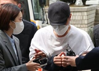 '614억 횡령' 우리은행 직원 구속심사 출석…"죄송"