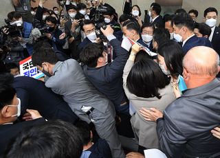 국회의장실 앞에서 박병석 국회의장 본회의장 입장 막아선 국민의힘 의원들