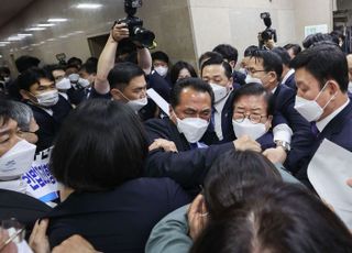 국민의힘 의원들 연좌농성 뚫고 본회의장 향하는 박병석 국회의장