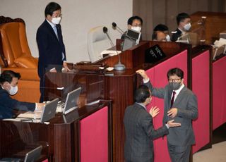 박홍근 원내대표와 언쟁 벌이는 권성동 원내대표, 검찰청법 개정안 본회의 통과