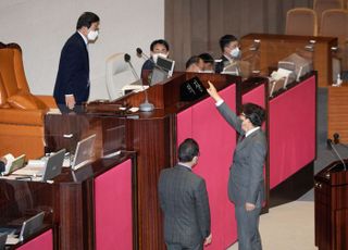 박병석 국회의장에게 항의하는 권성동 원내대표