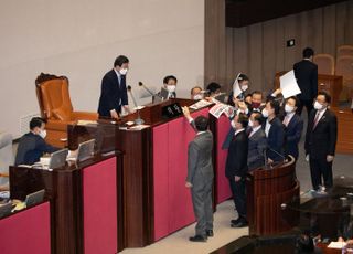 검찰청법 개정안 가결, 항의하는 국민의힘 의원들