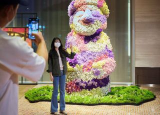 제주 드림타워, 1만 송이 생화로 만든 ‘꽃하르방’ 포토존 선봬