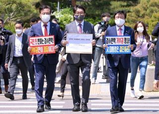 文대통령 '검수완박법' 공포...국힘 "역사가 심판할 것"