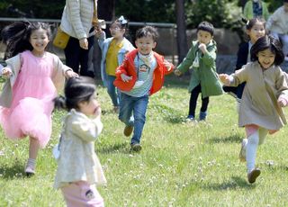 "아이들 데려갈 문화공간 없다"…각박해진 사회분위기, 눈치만 보는 엄마들 