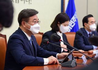 윤호중 "한동훈에 비하면 조국은 포악한 악어 앞에 송사리, 경찰 공수처는 즉각 수사하고 압수수색 해야"