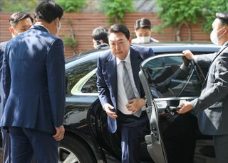 통의동 집무실 출근하는 윤석열 대통령 당선인