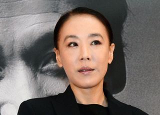 "등대 같았던 분"…배우 강수연 비보에 연예계 애도 물결