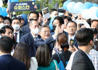 시민들 배웅 받으며 떠나는 문재인 대통령