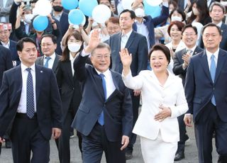 환송 나온 시민들에게 인사하는 문재인 대통령