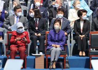 [윤석열 대통령] 박근혜·이재용 등 취임식 참석…새 정부 출범 축하