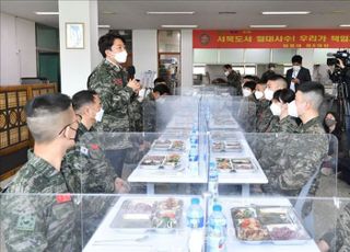 해병대 방문해 장병들 격려하는 이준석 국민의힘 대표