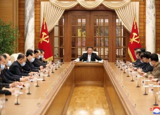 '봉쇄하되 경제성과 내라'…김정은 "코로나보다 의지박약이 위험"