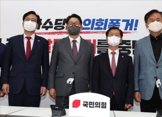 기념촬영하는 권성동 원내대표와 이정식 장관