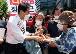 시민들과 인사 나누는 오세훈 서울시장