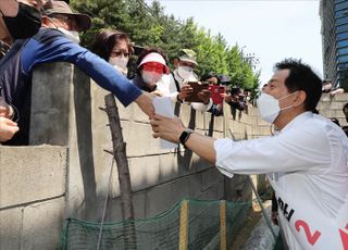 고척동 찾아 주민들과 인사 나누는 오세훈 서울시장