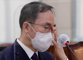 안경 고쳐쓰는 김필곤 중앙선관위 상임위원 후보자