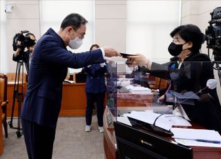 선서문 전달하는 김필곤 중앙선관위 상임위원 후보자
