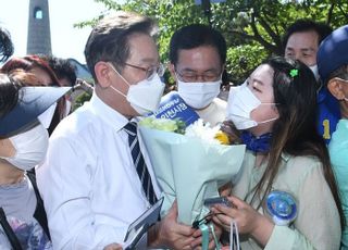 '개딸' '양아들'…팬덤정치가 우려되는 이유 [정계성의 여정]